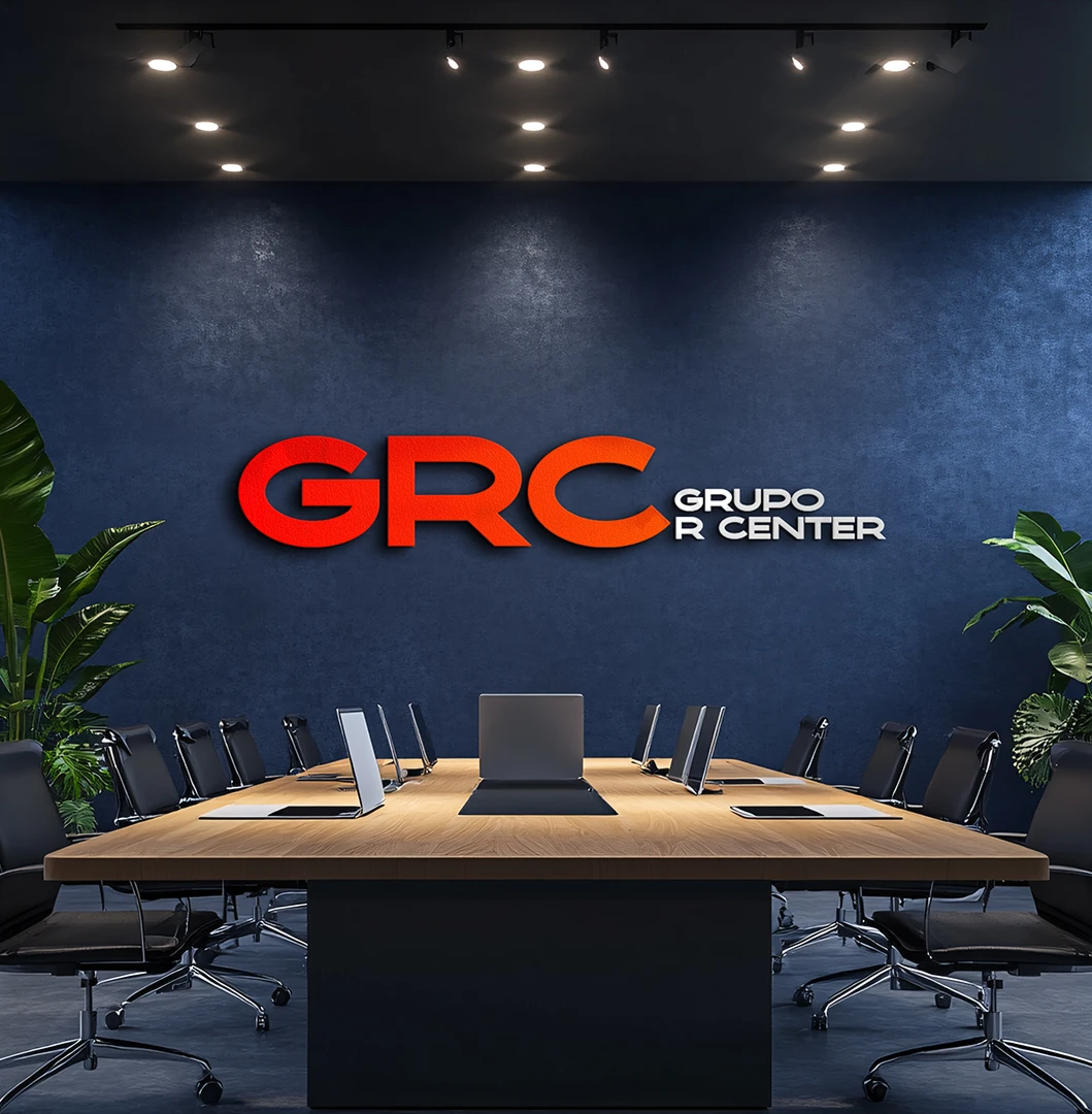 Sala de reuniões com o logo do Grupo R Center na parede azul, mesa de madeira e cadeiras pretas