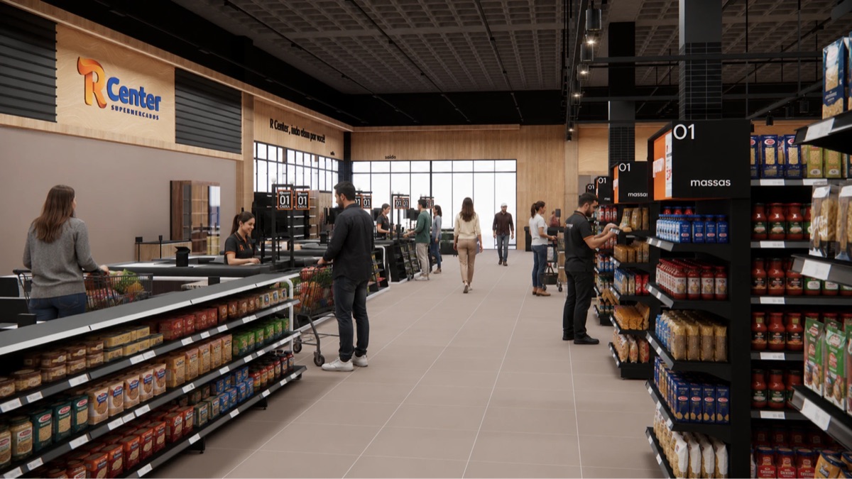 Interior de uma loja R Center com corredor de massas, caixas ao fundo e clientes fazendo compras